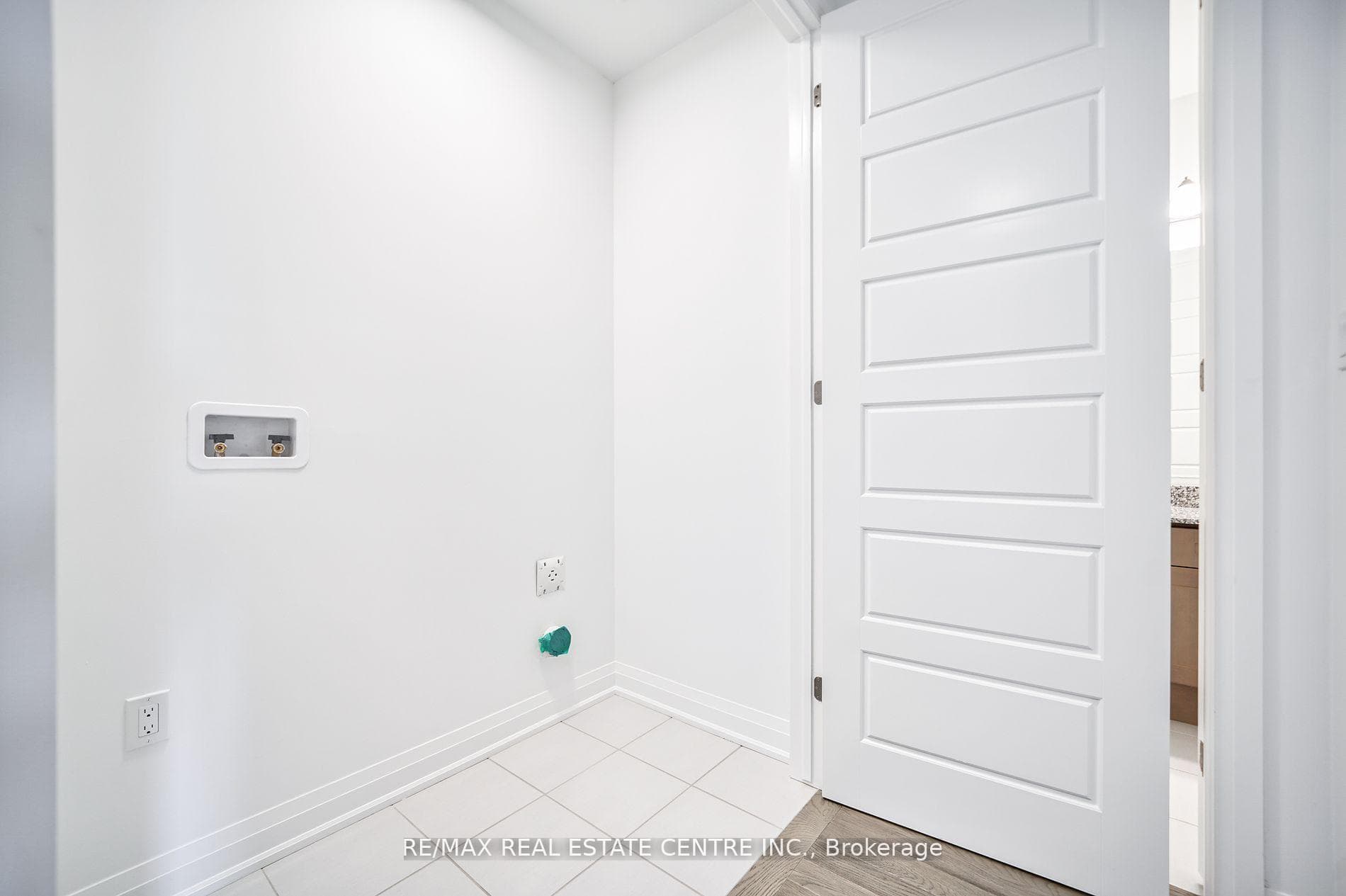 1292 Aymond Crescent photo 36