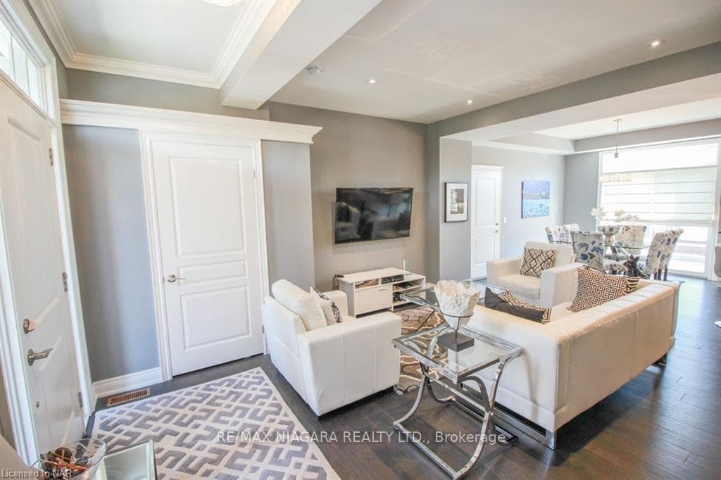 608 Simcoe Street Unit 9 photo 8
