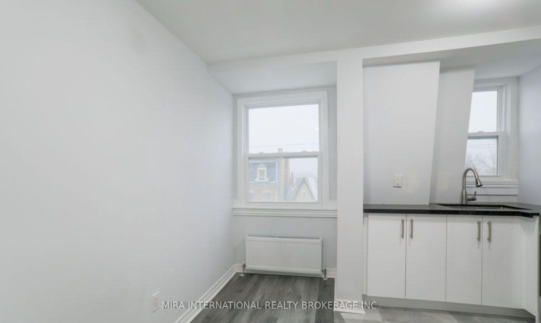 210 Carlton Street Unit 301 photo 4