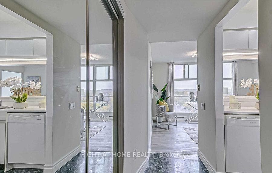 409 Bloor Street Unit 702 photo 5