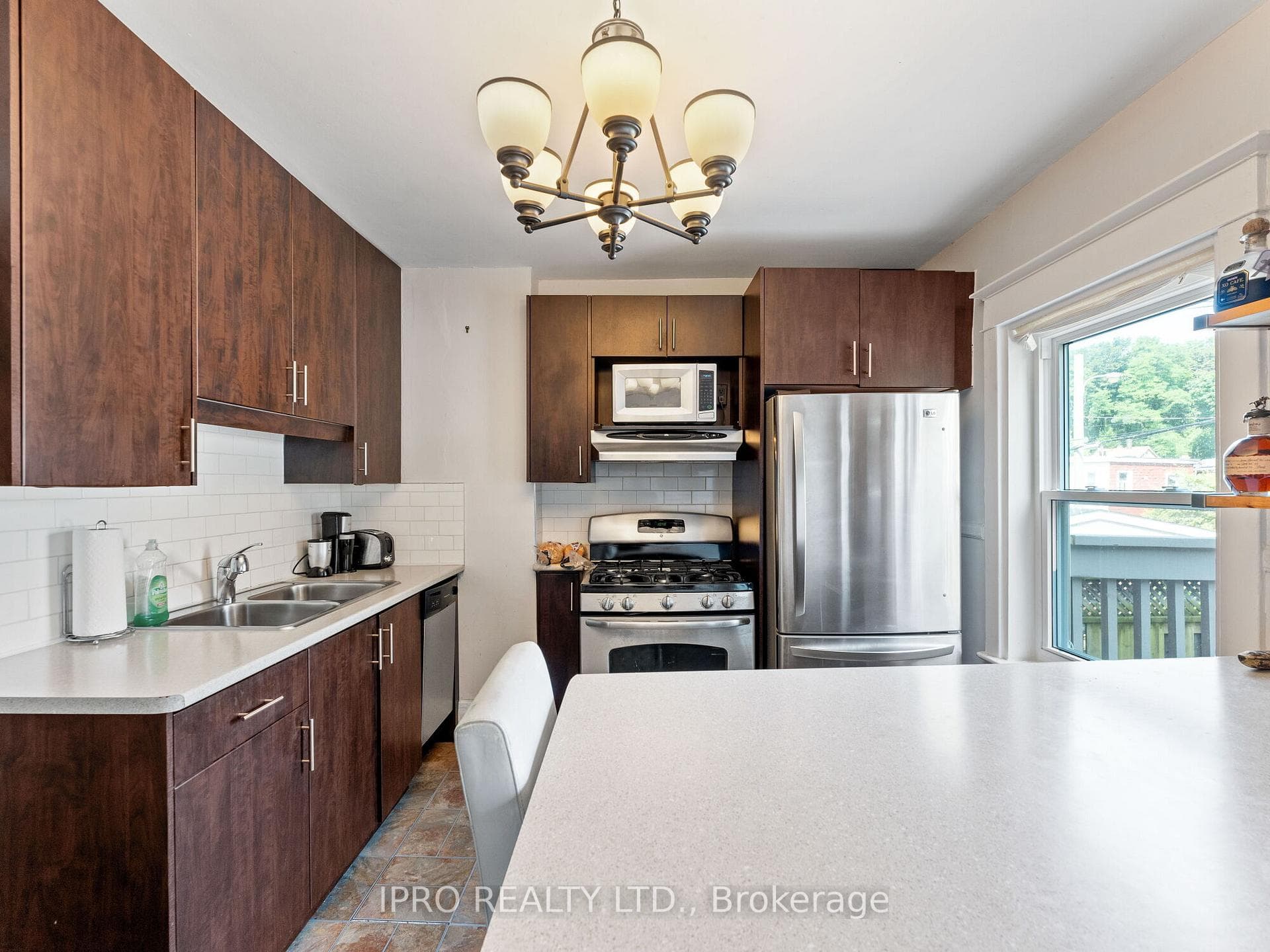 1178 Gerrard Street photo 3