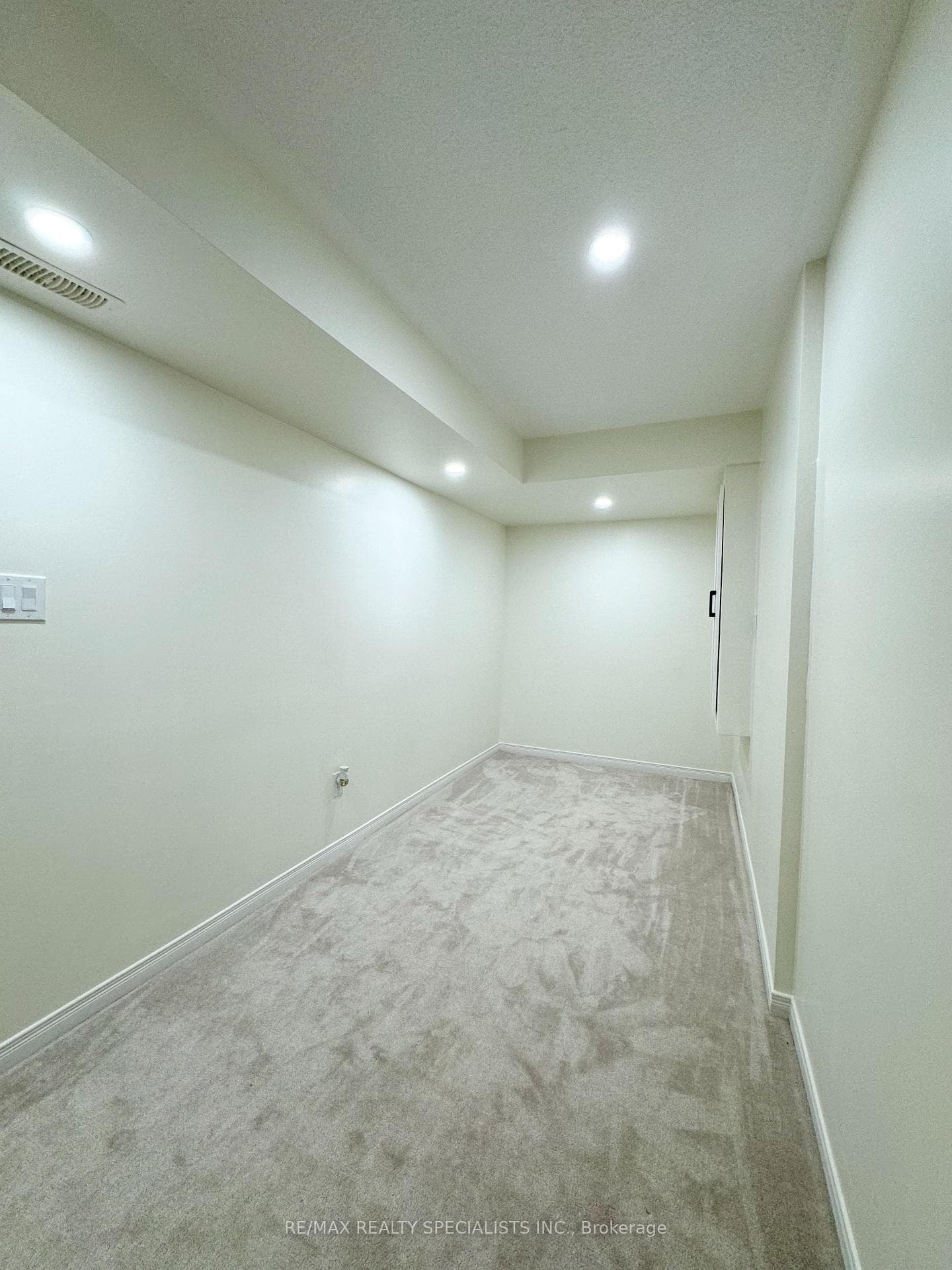 453 Aspendale Crescent photo 22