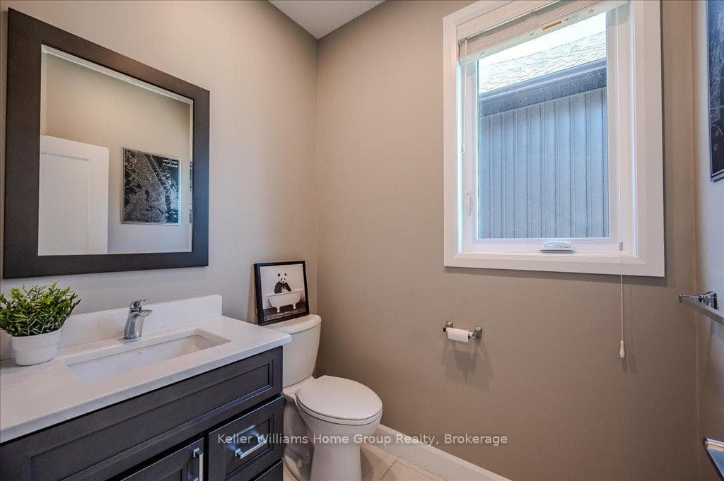 479 St George Street photo 25