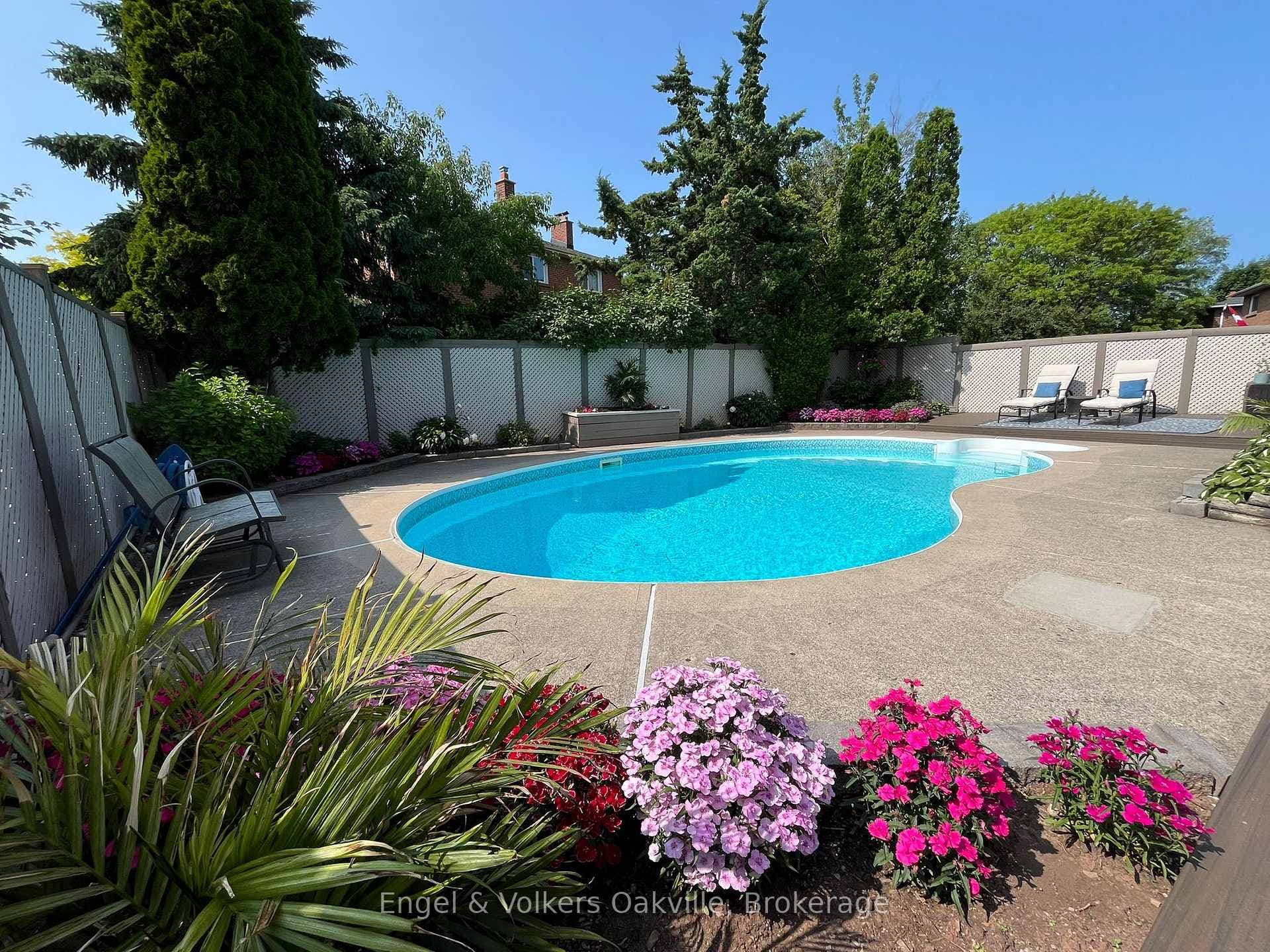 1433 Kathleen Crescent photo 38