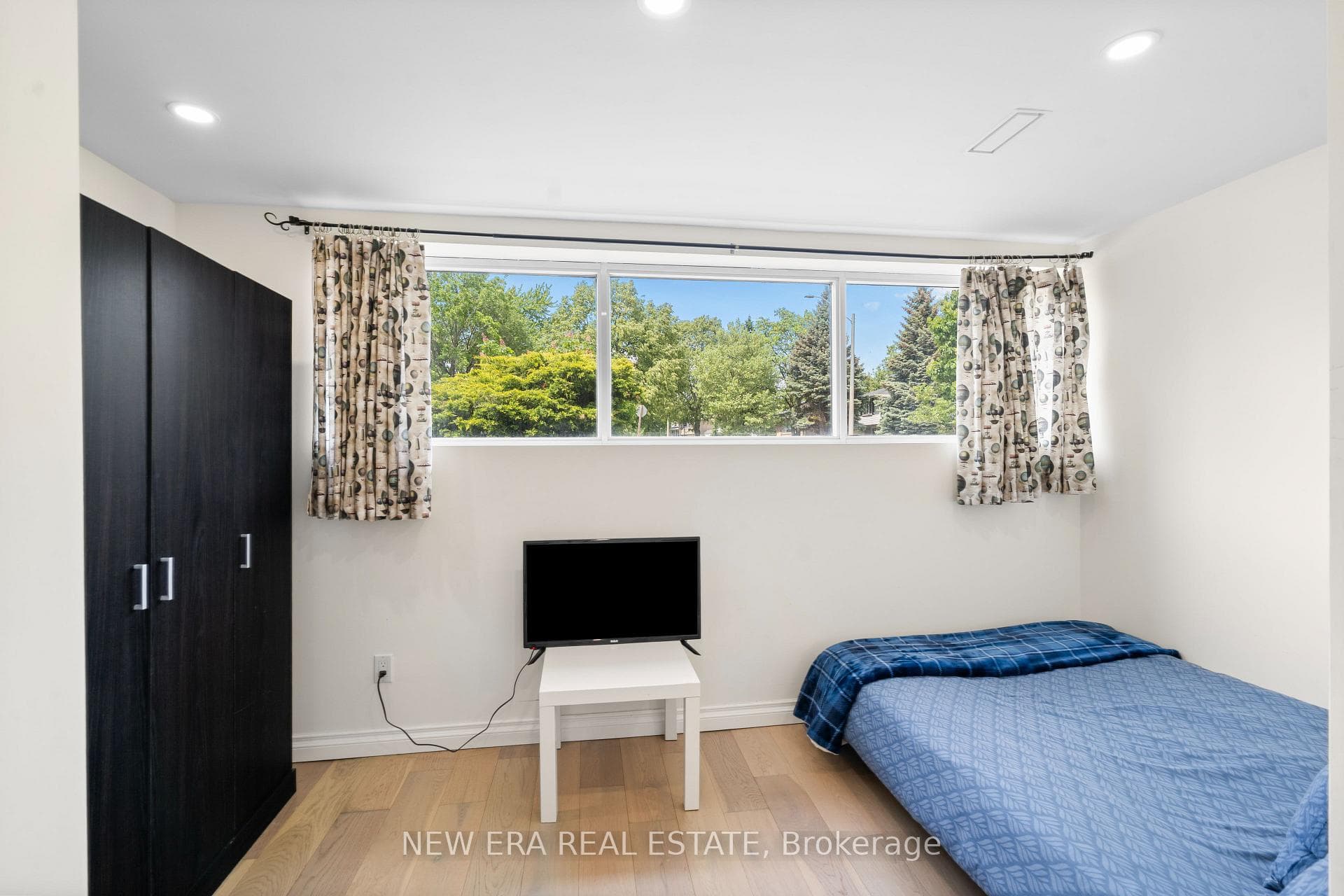 2598 Chalkwell Close photo 11