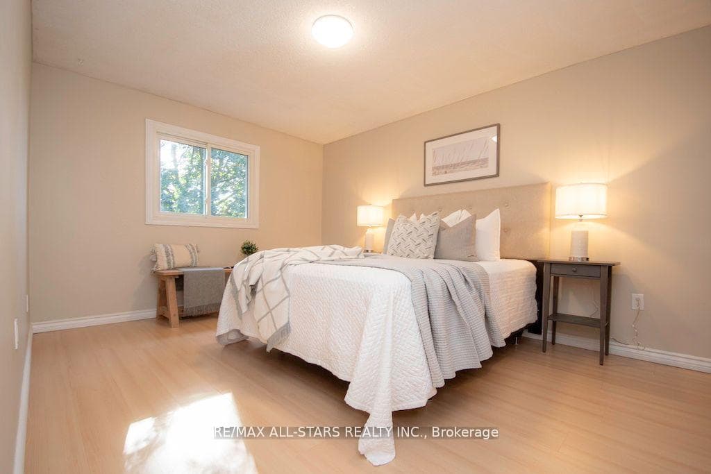 180 Sandringham Drive photo 29