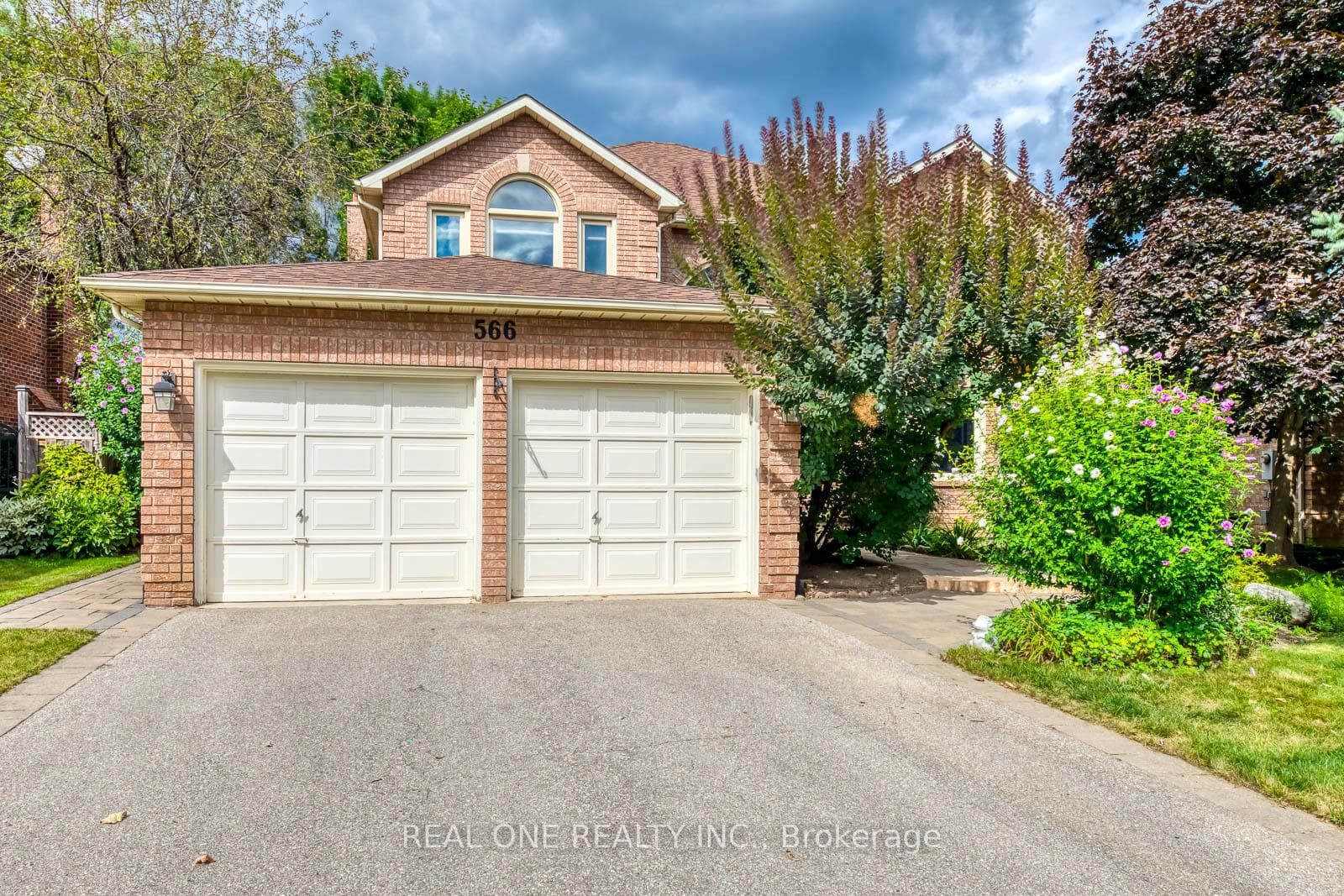 566 Blenheim Crescent photo 1