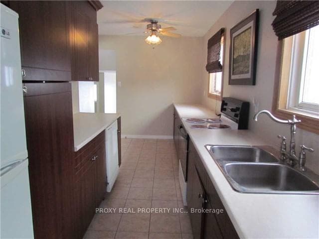 785 Greenfield Crescent photo 2
