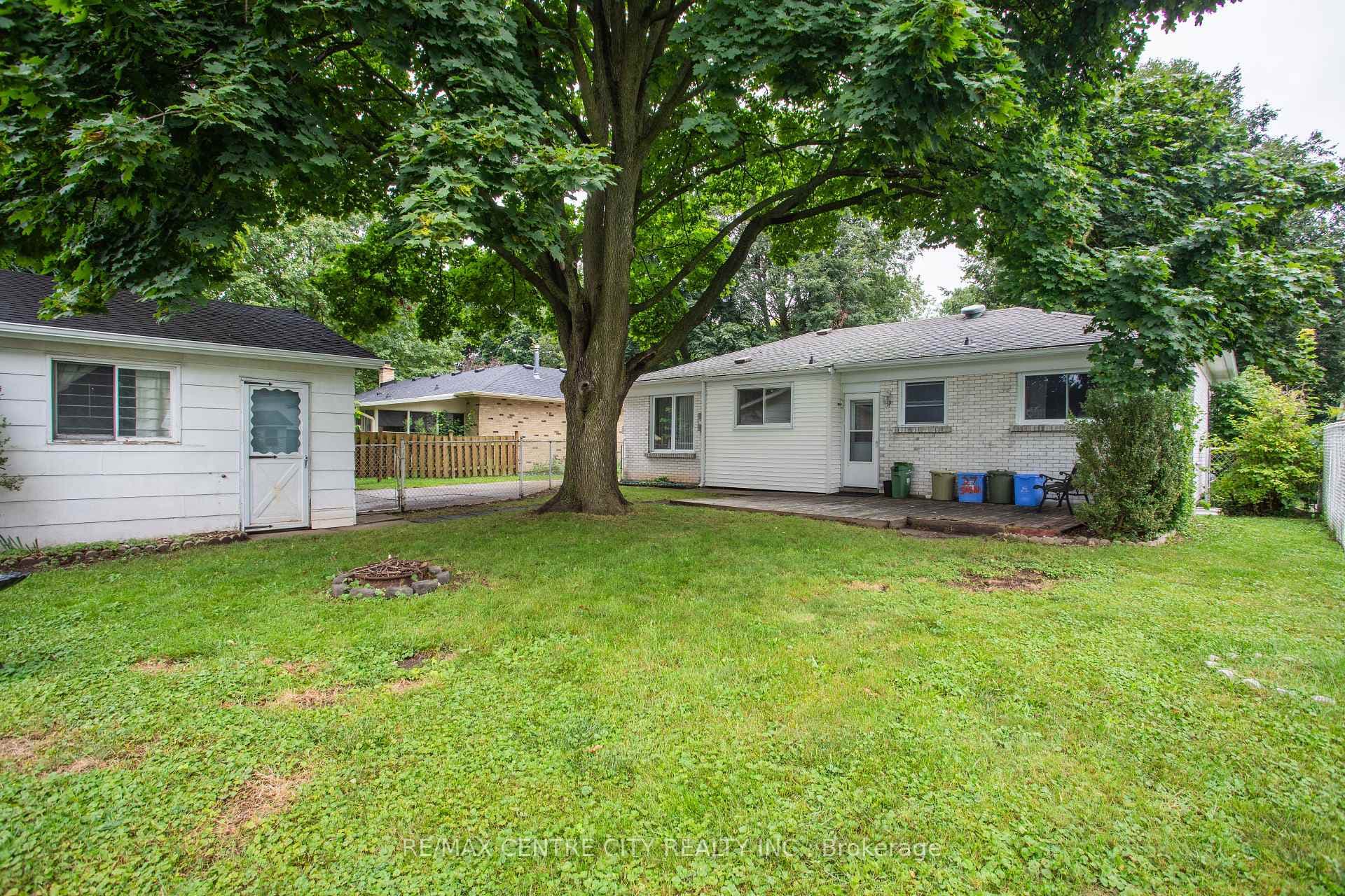 19 Maxwell Crescent photo 34