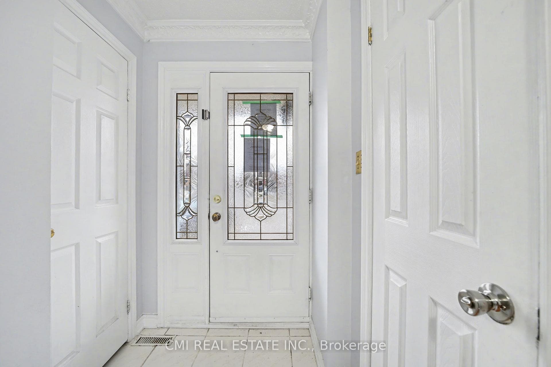 993 Lucerne Crescent photo 3