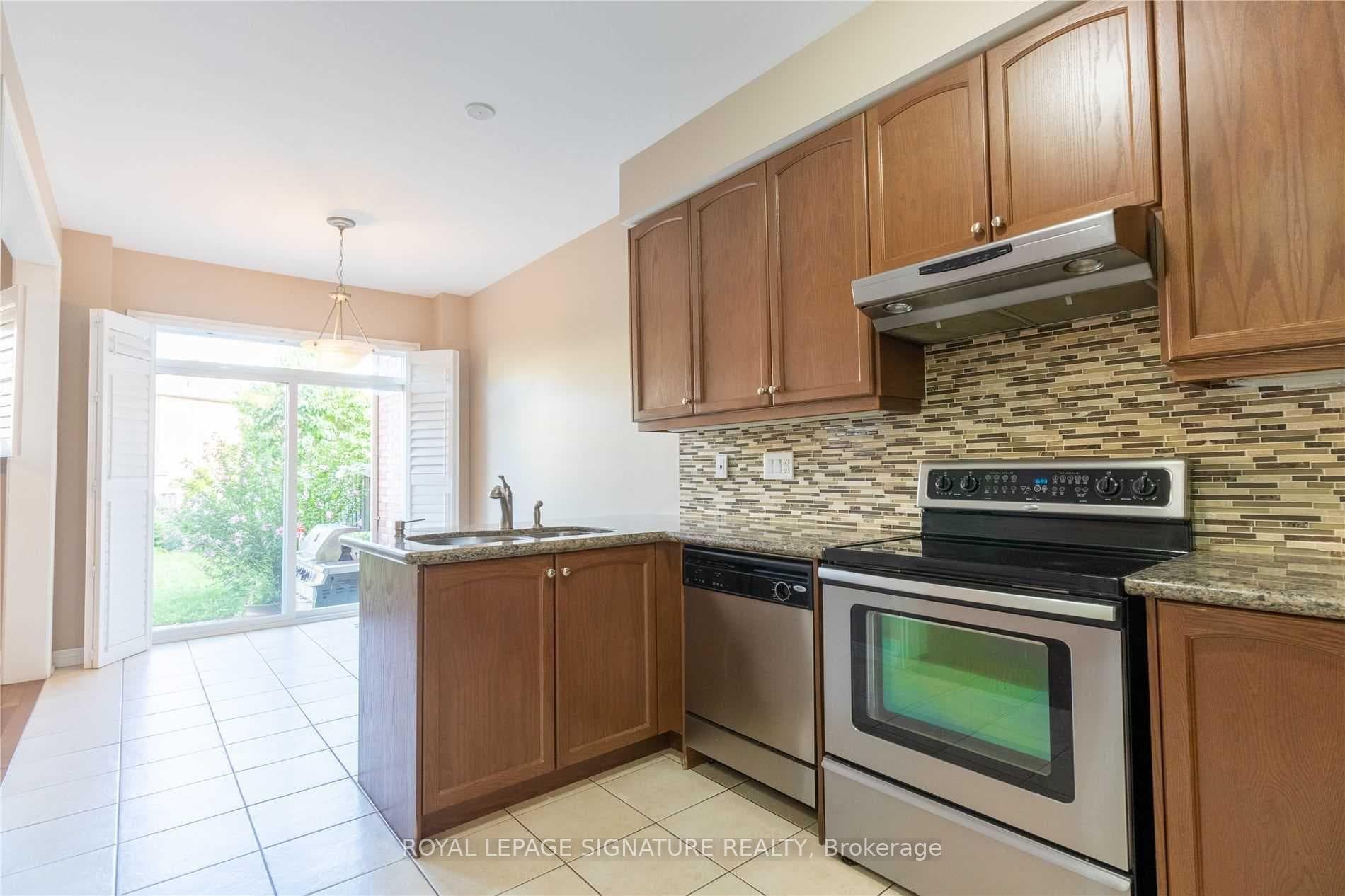 128 Holmes Crescent photo 10