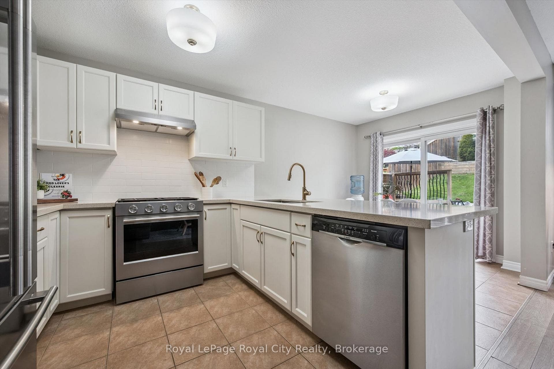 144 Kemp Crescent photo 16