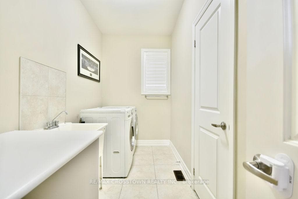 1388 Sheldon Street photo 23