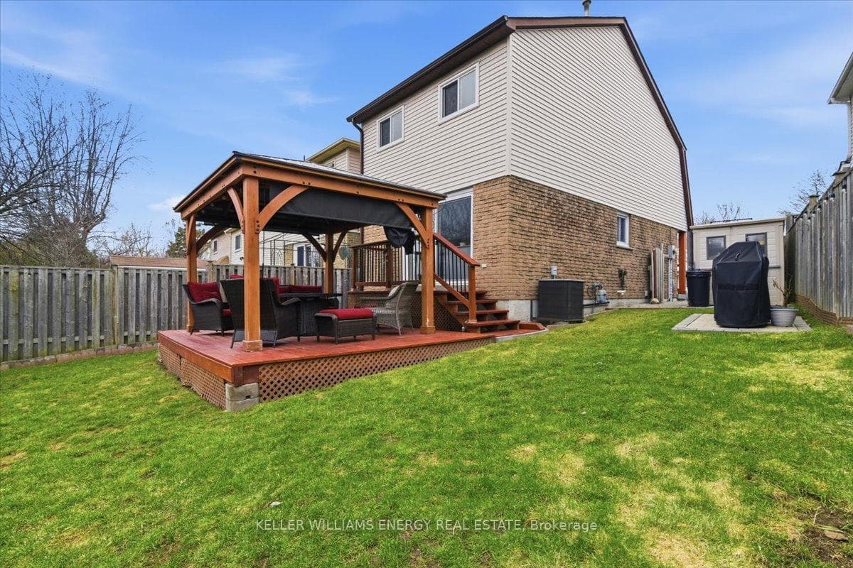 751 Bennett Crescent photo 35