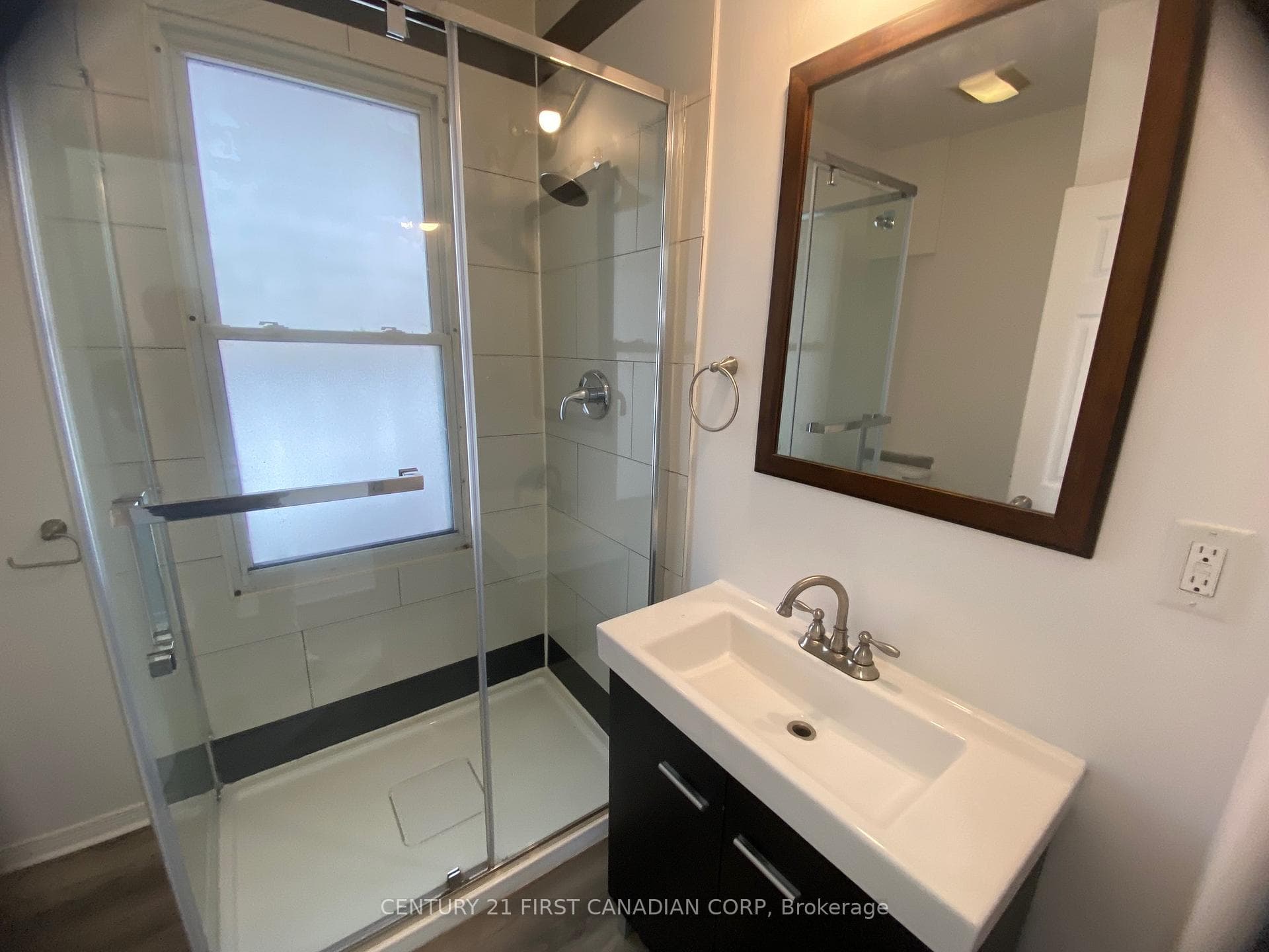 190 WELLINGTON Street Unit UPPER photo 9