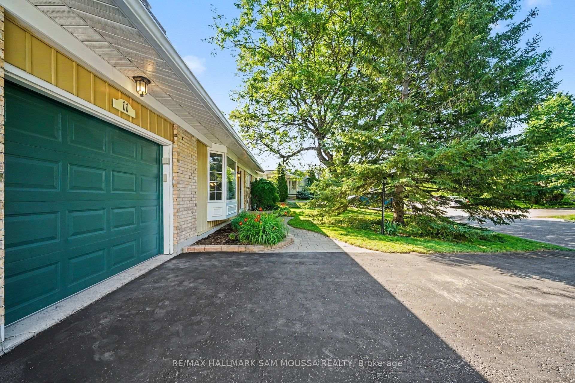 11 Springdale Crescent photo 4