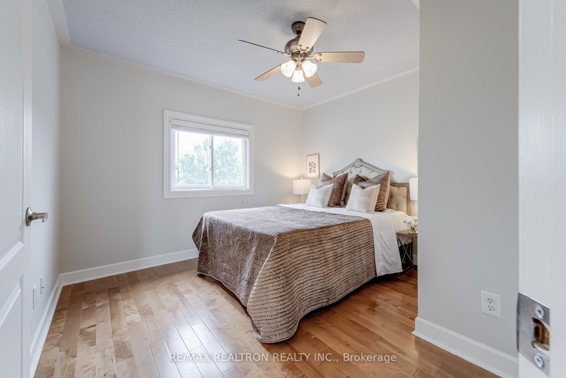 129 Mowat Crescent photo 23