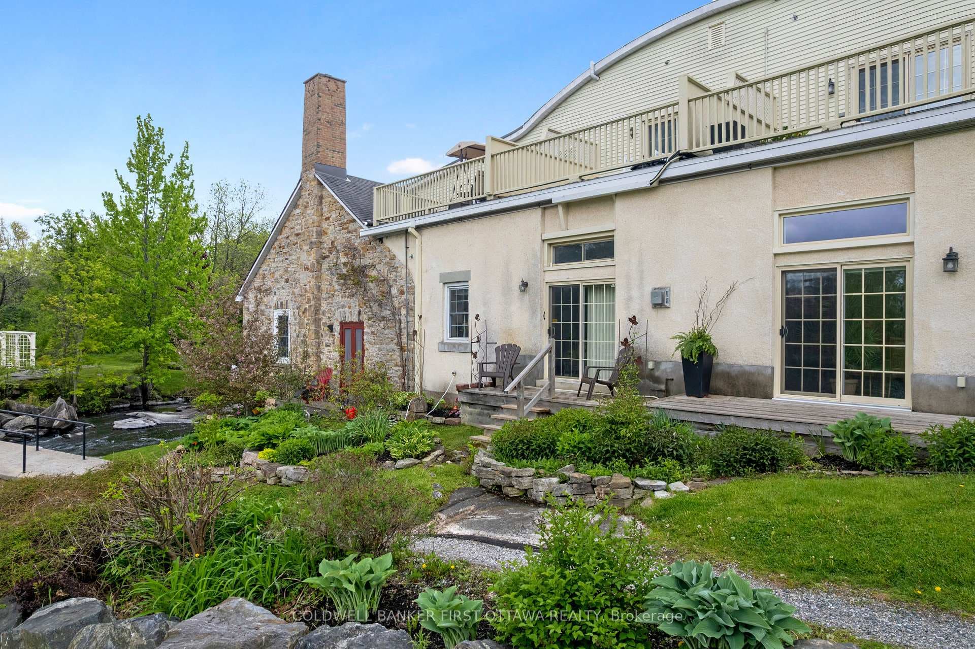 7A Lewis is elegant 3 bedroom, 2.5 bathrm townhome