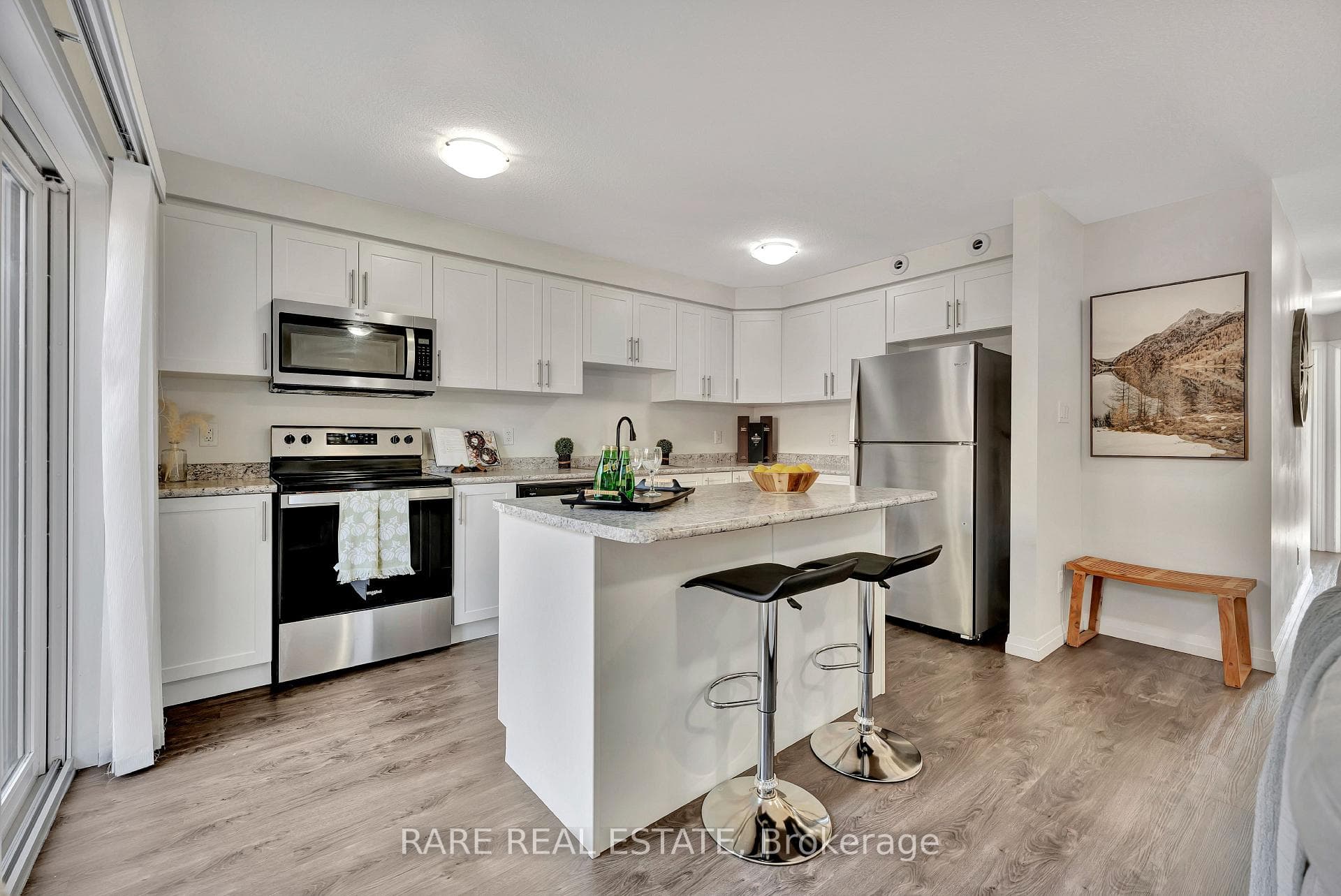 Large Modern Kitchen with Island