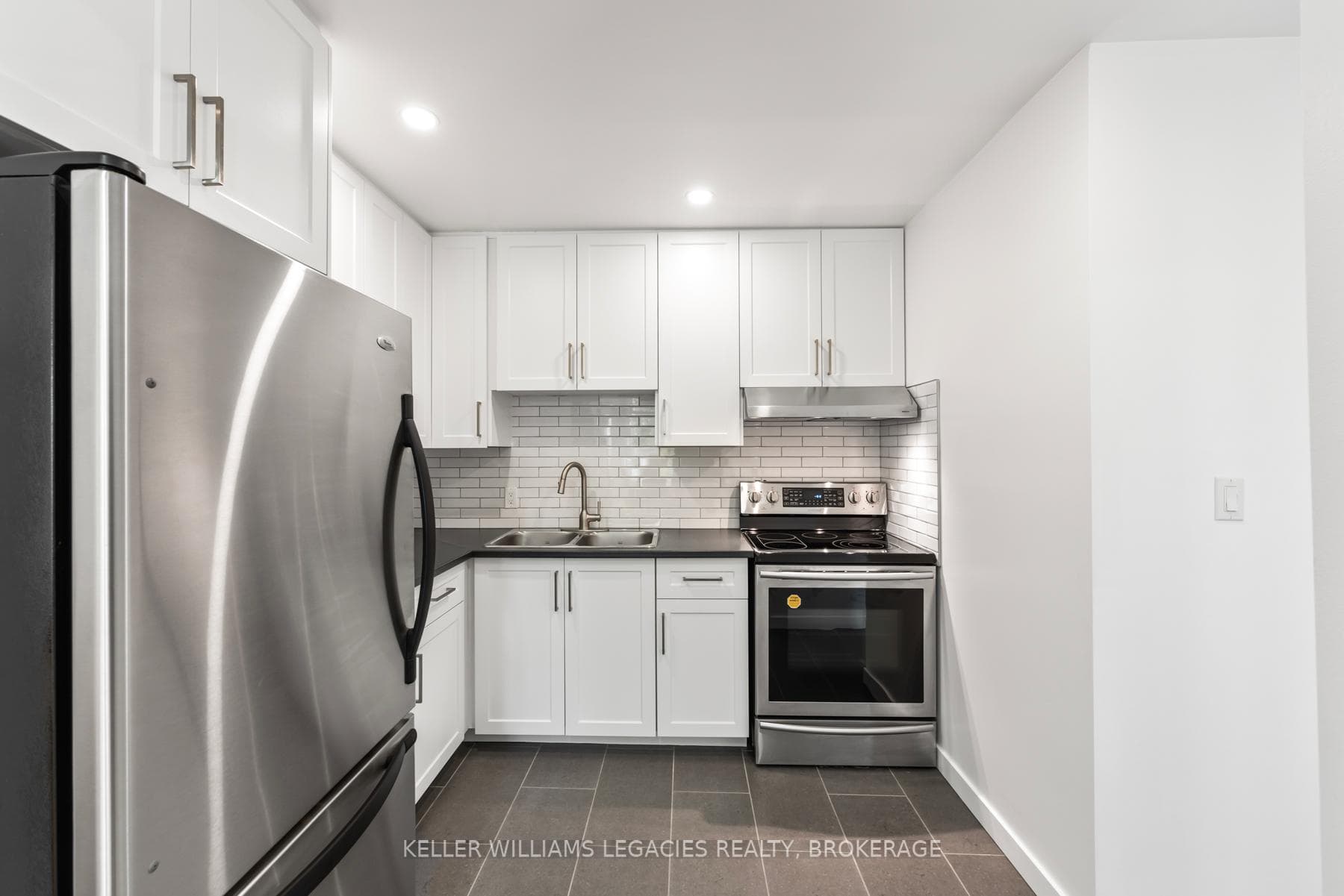 886 MUIRFIELD Crescent photo 11