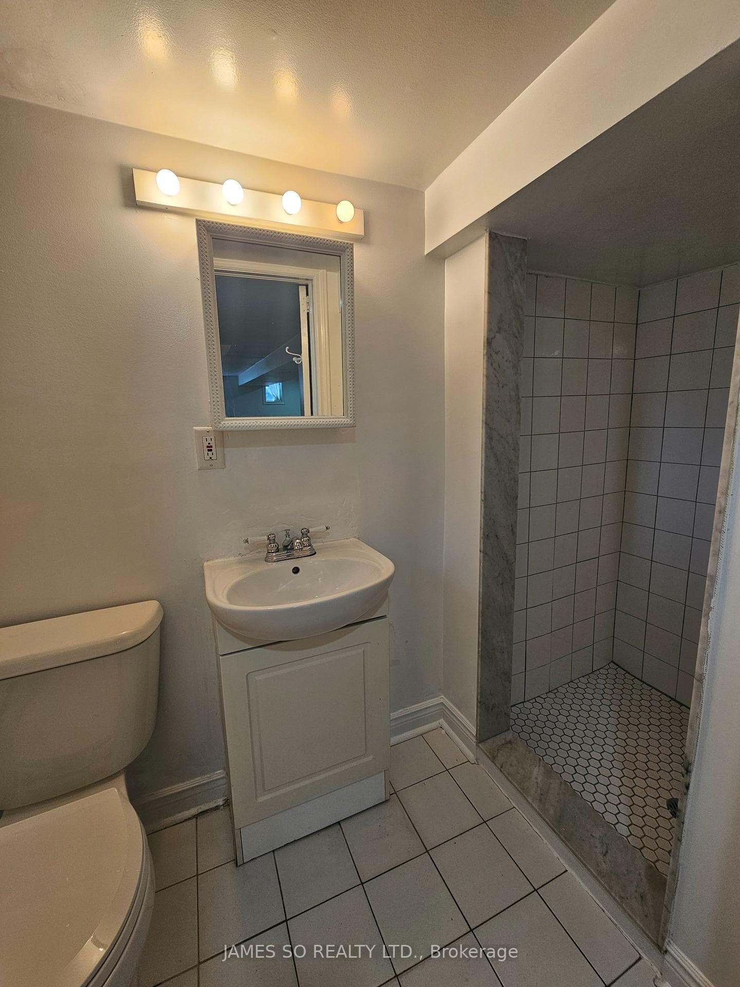 1070 Greenwood Avenue photo 12