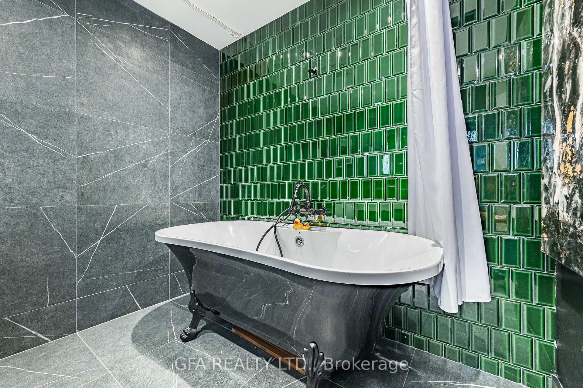326 Carlaw Avenue Unit 109 photo 6