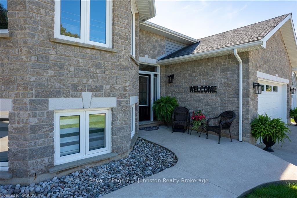 377 PEEL Street photo 5