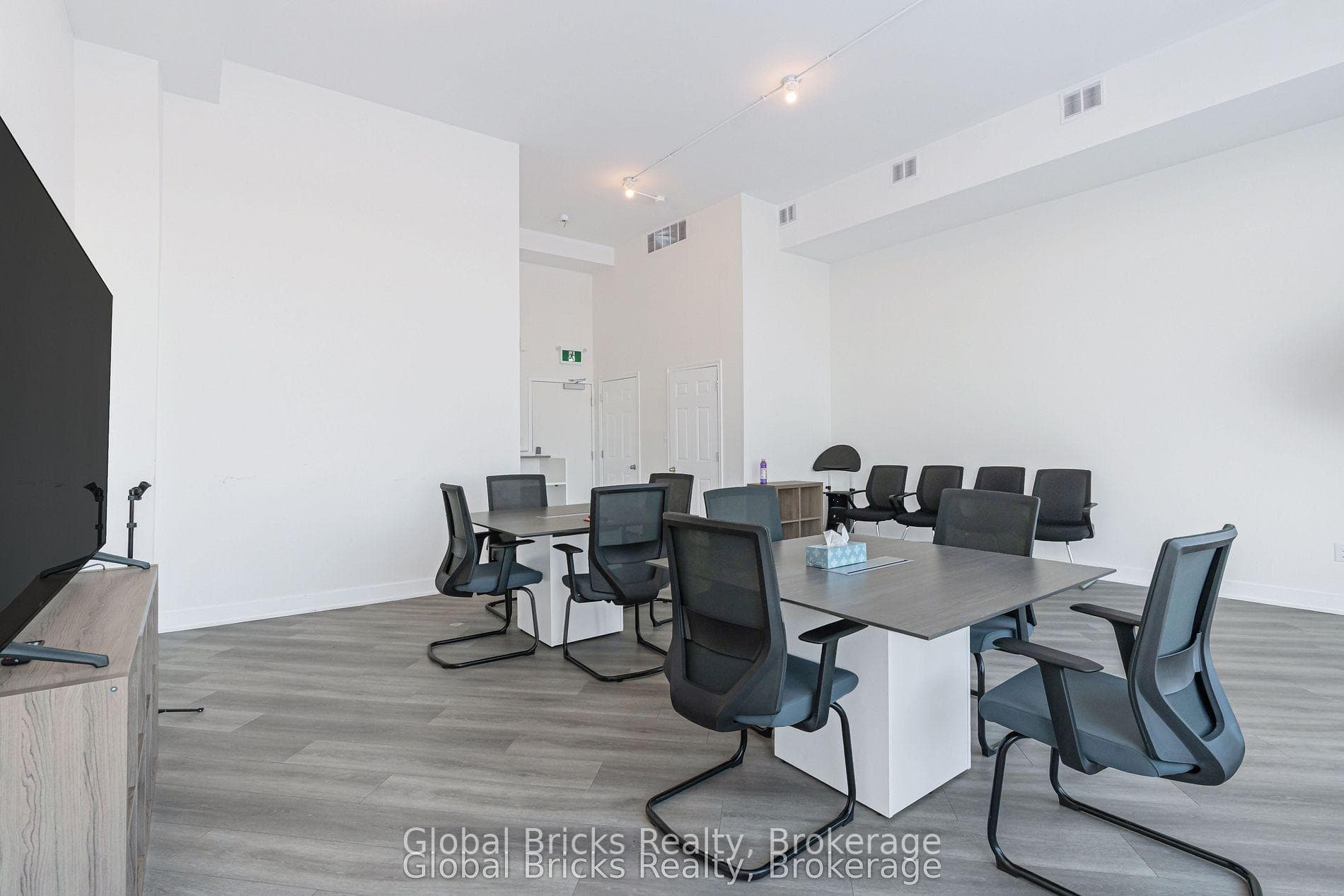 49 Burnhamthorpe Road photo 6