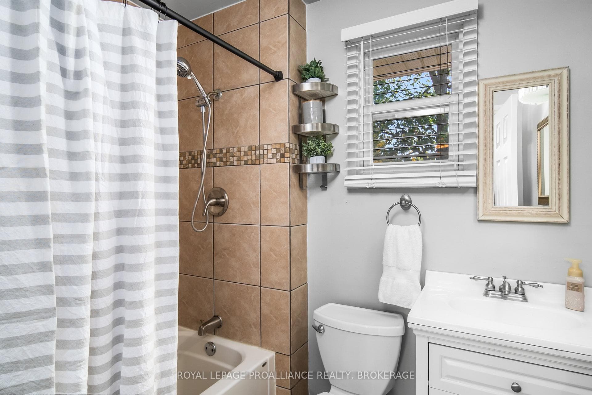 16 Rosemund Crescent photo 23