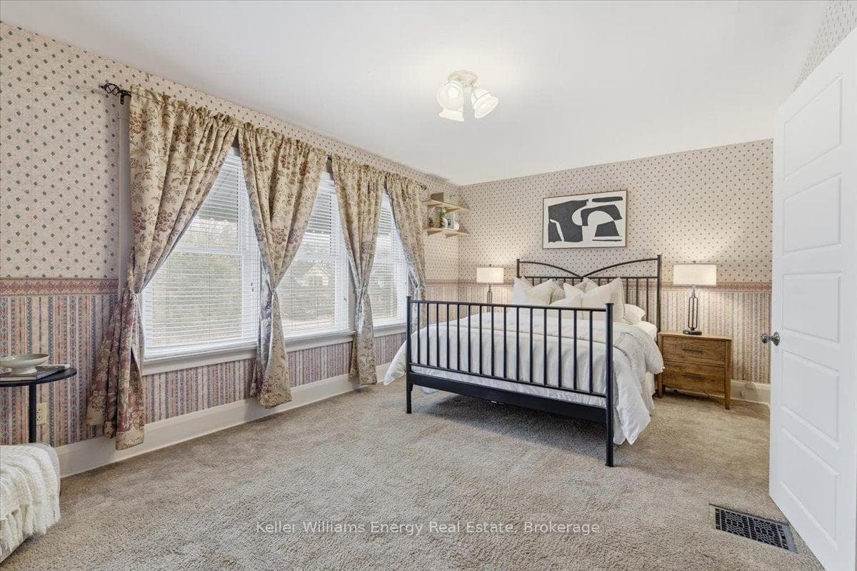 482 Simcoe Street photo 14