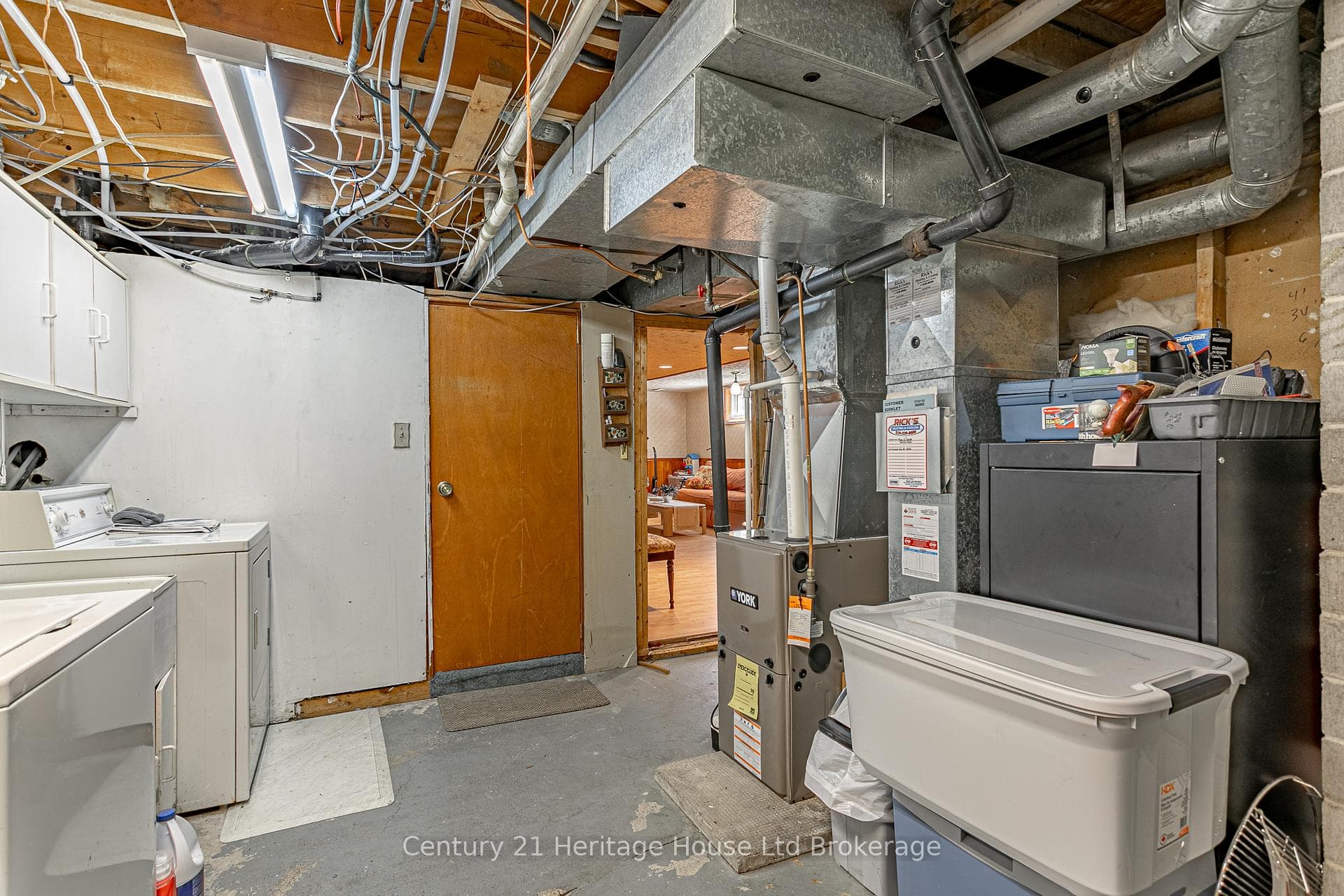 694 Queen Street photo 27