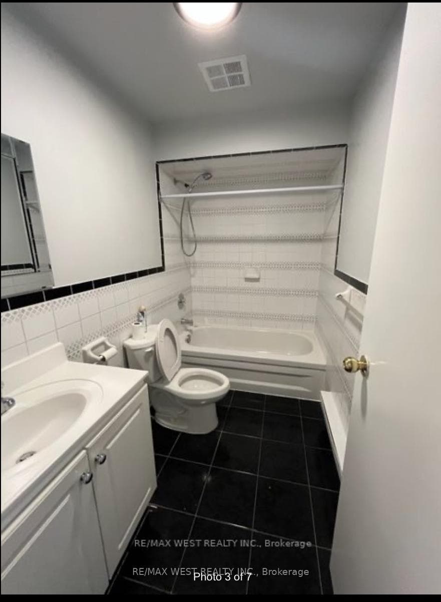 932 Dundas Street photo 6