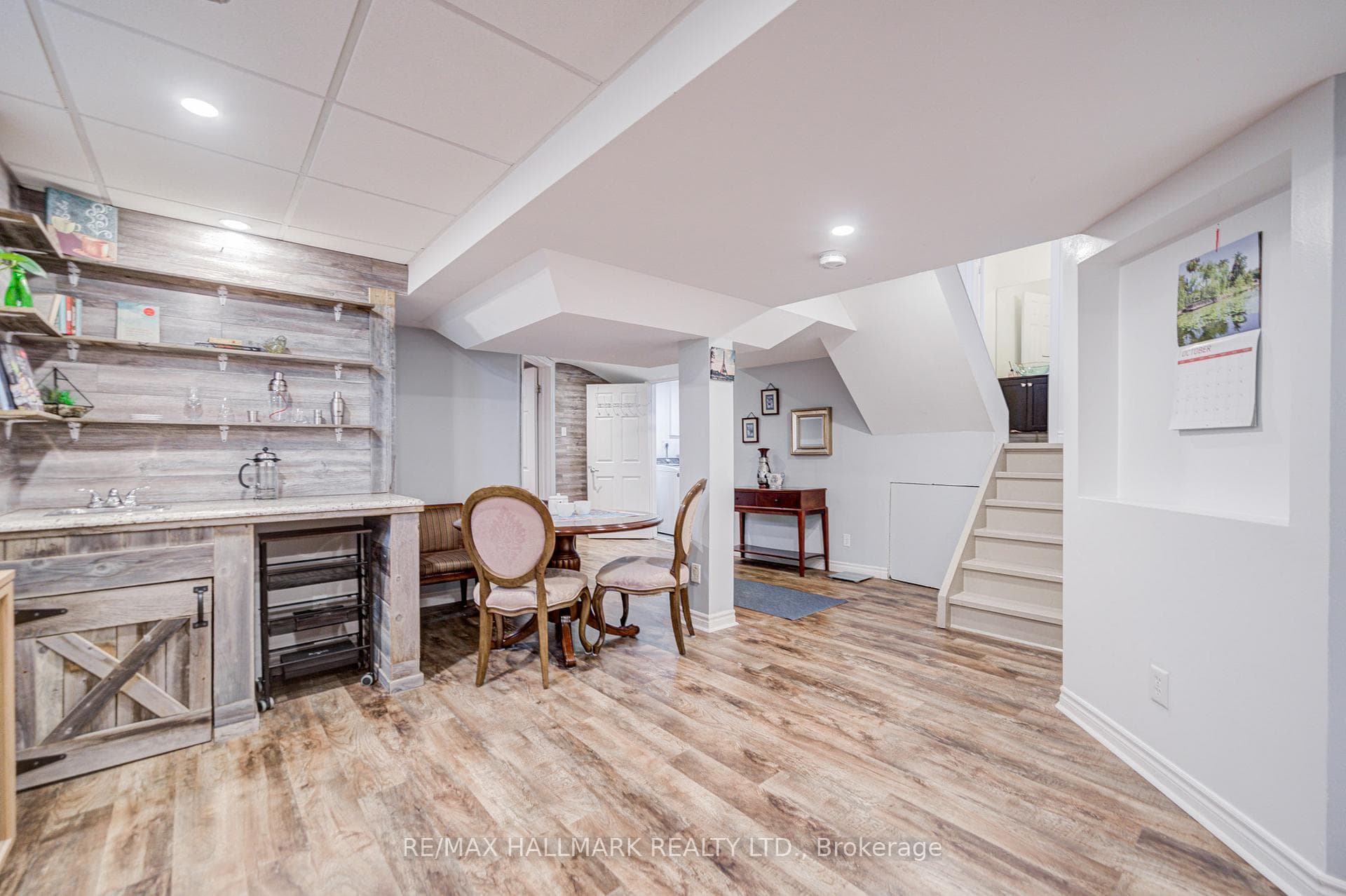 8 Glendower Crescent photo 30