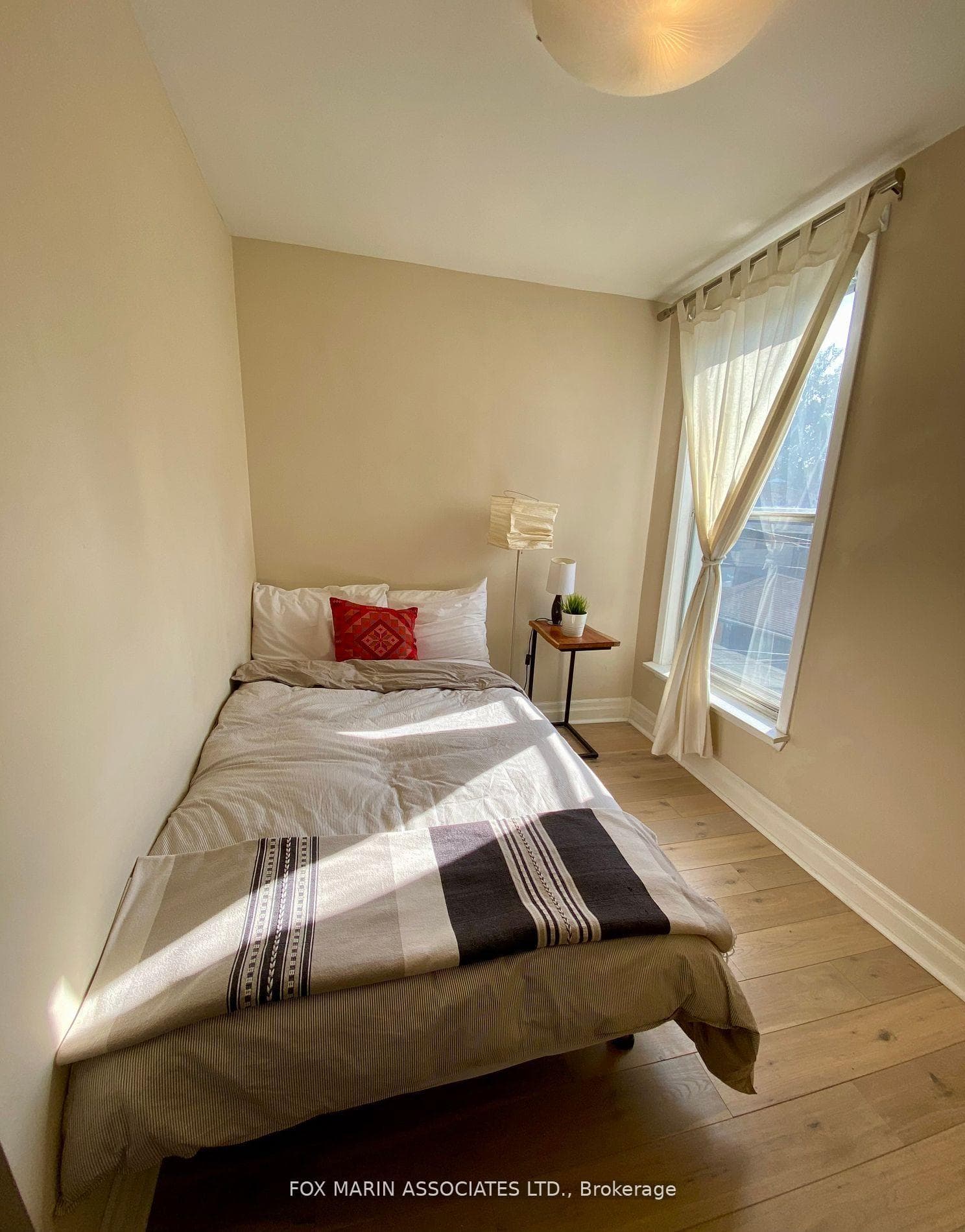 16 Montrose Avenue photo 21