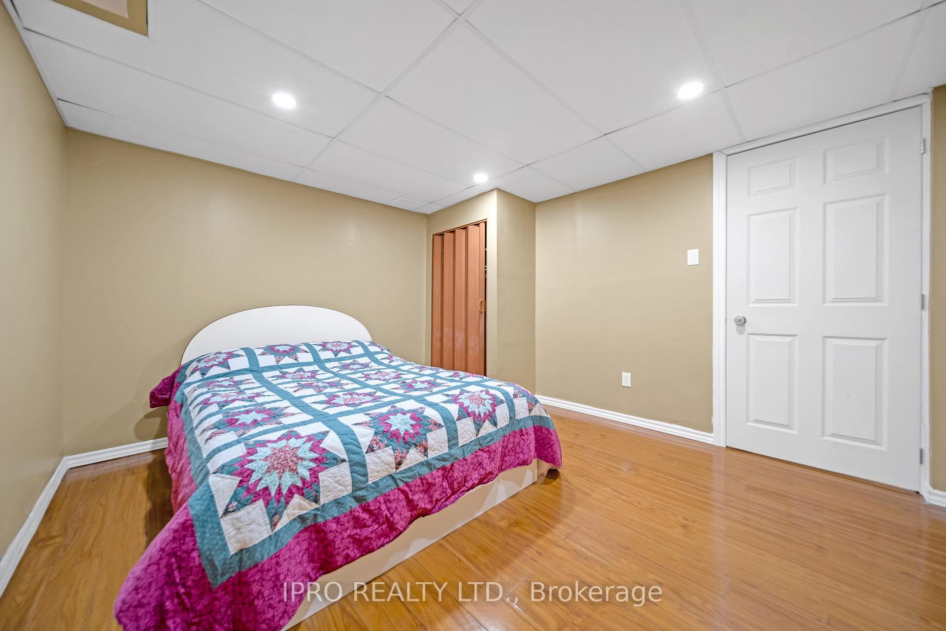 51 Tipton Crescent photo 33