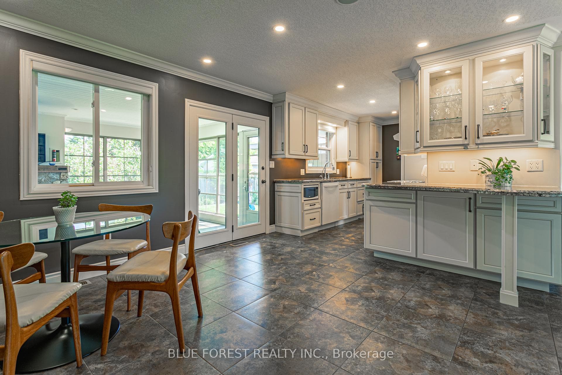 6 Blueridge Crescent photo 8