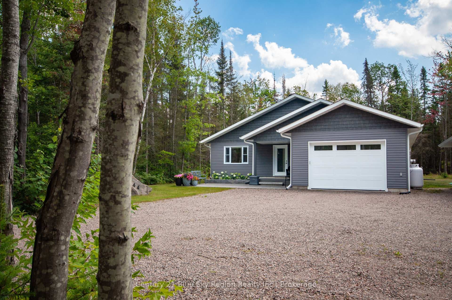 844 Macpherson Drive photo 4