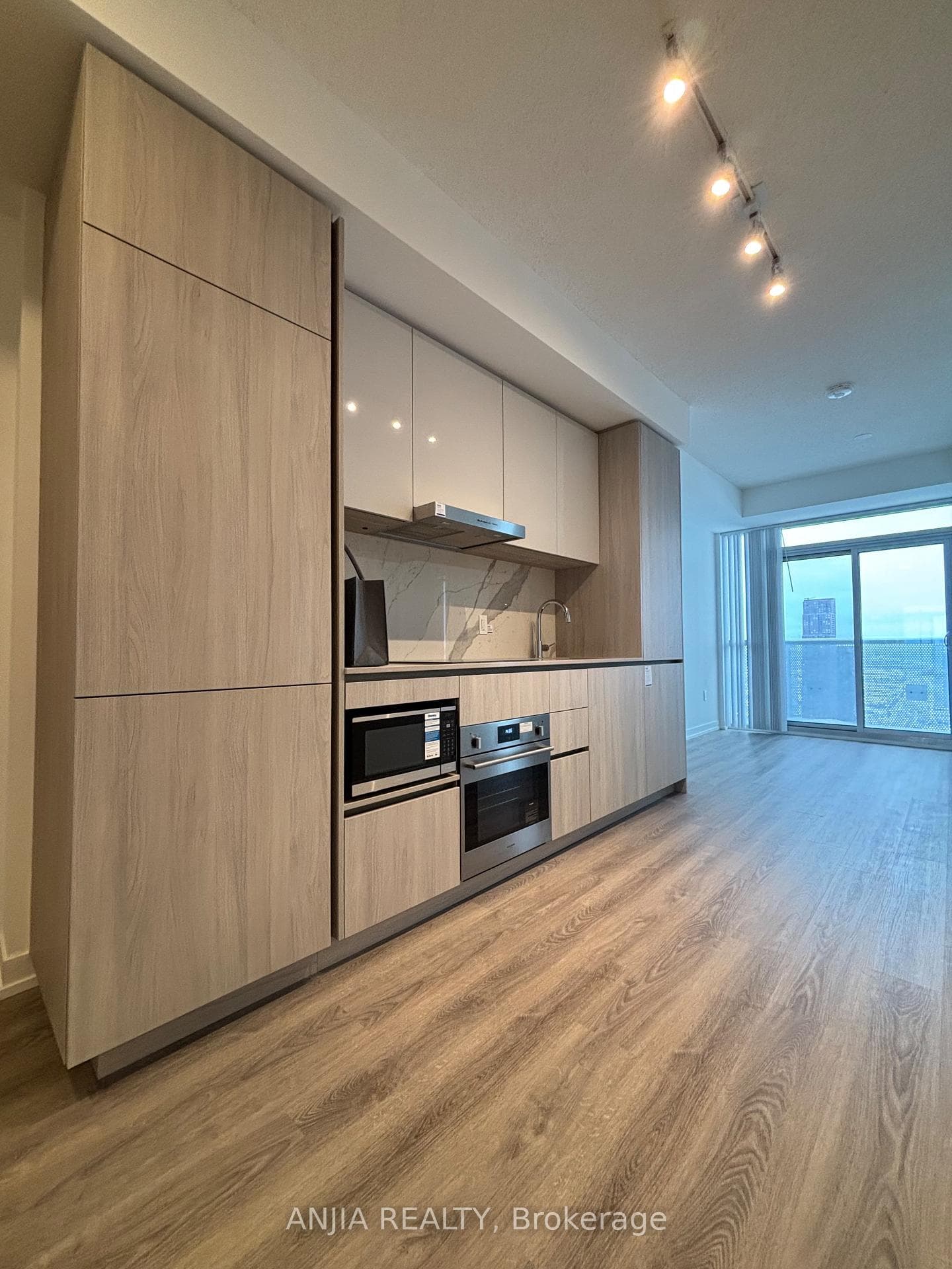 8 Interchange Way Unit 4507 photo 4