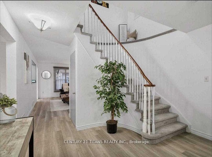 96 Beechnut Crescent photo 3