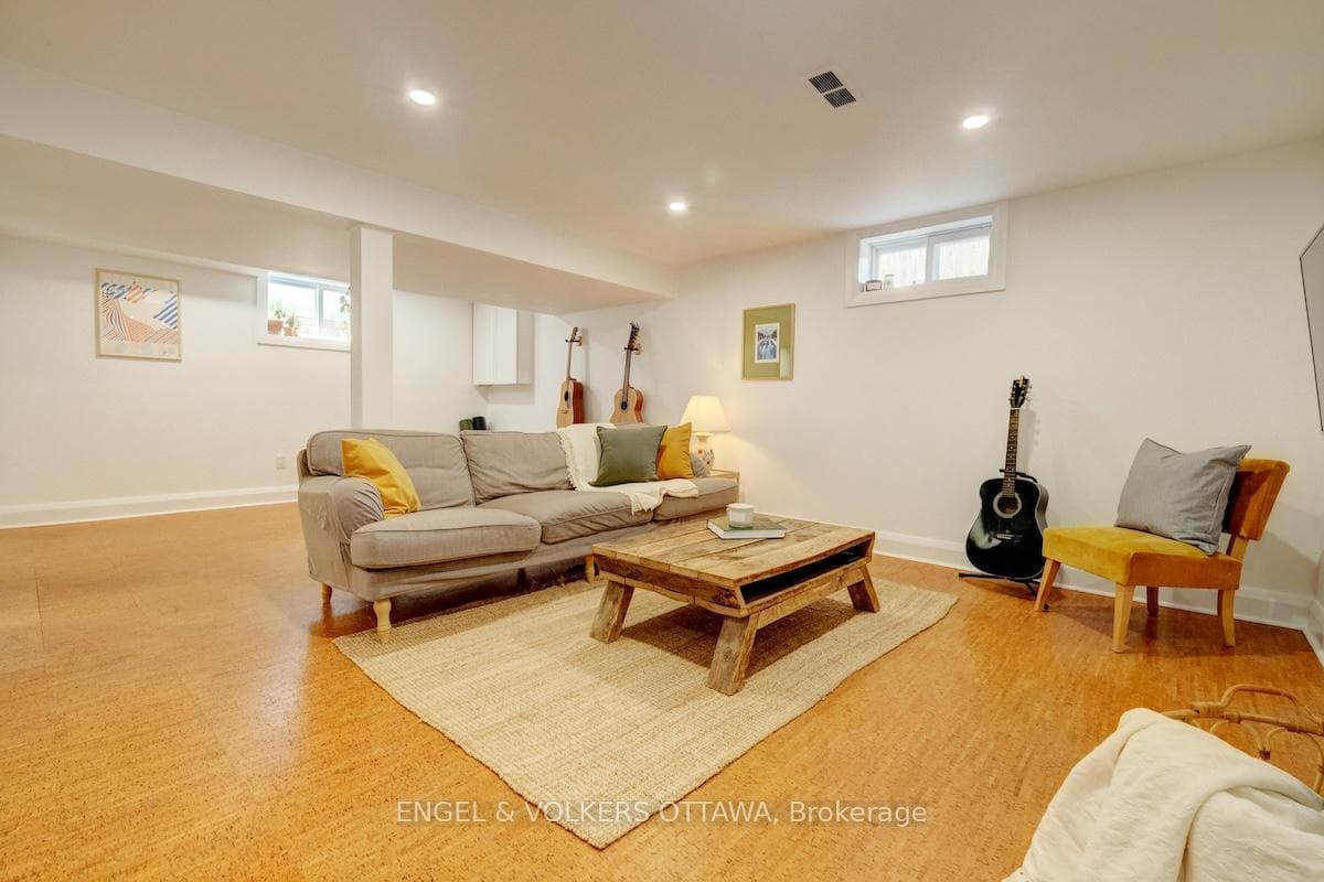 1812 Saunderson Drive photo 32