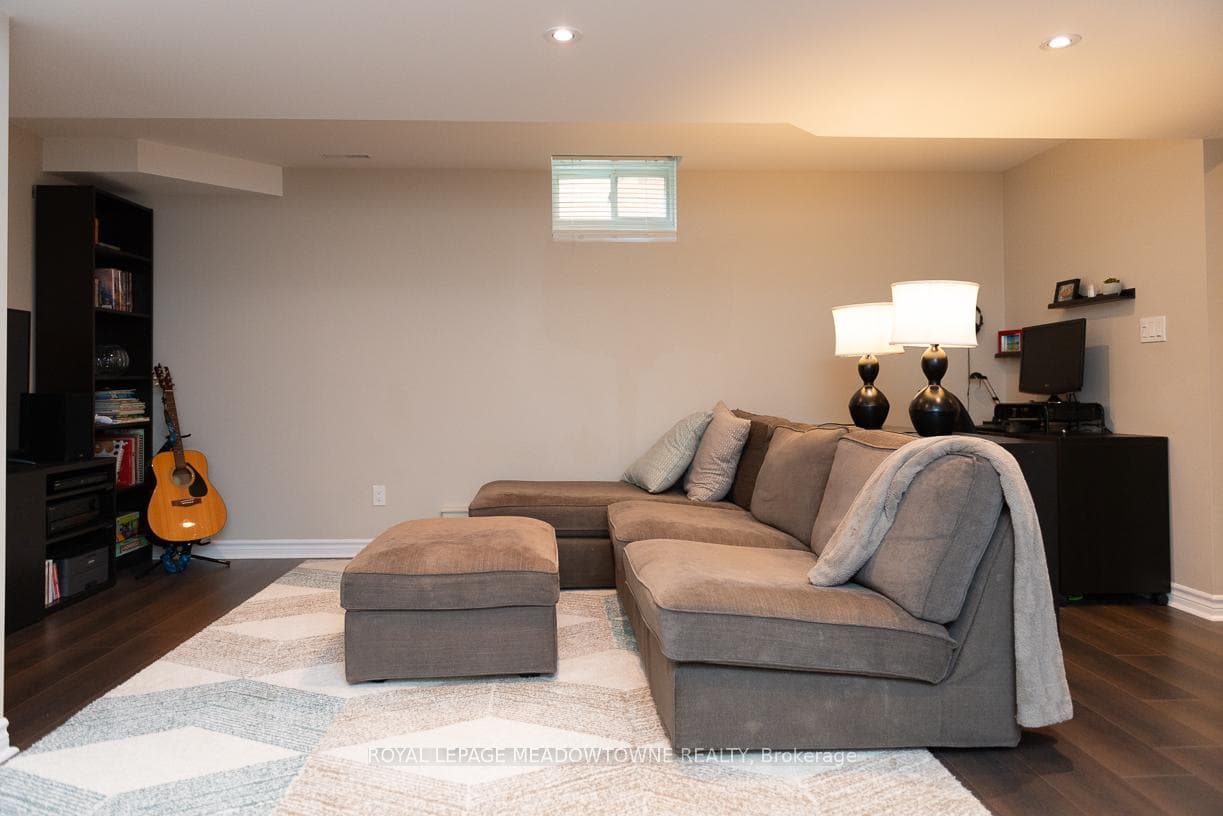 84 Reynolds Crescent photo 29