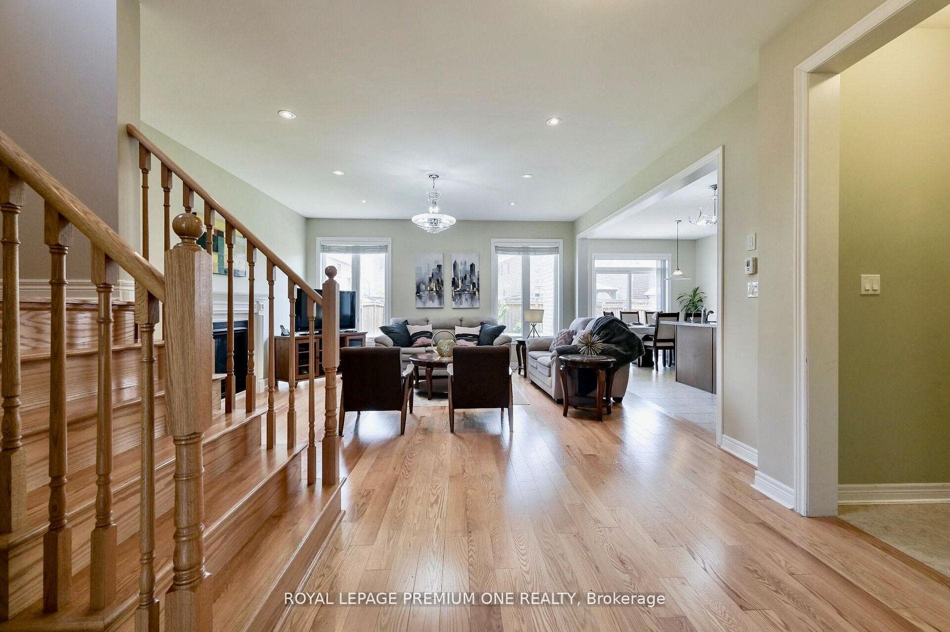 166 Sharpe Crescent photo 9