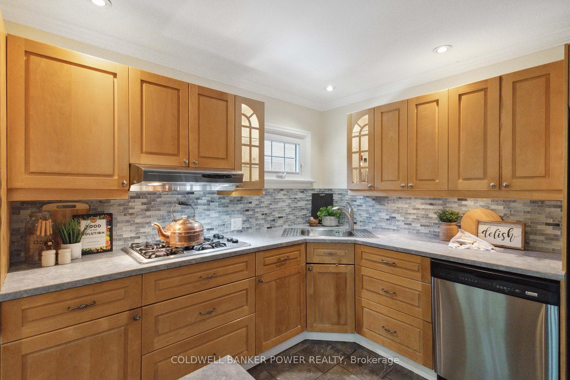 552 St George Street photo 22
