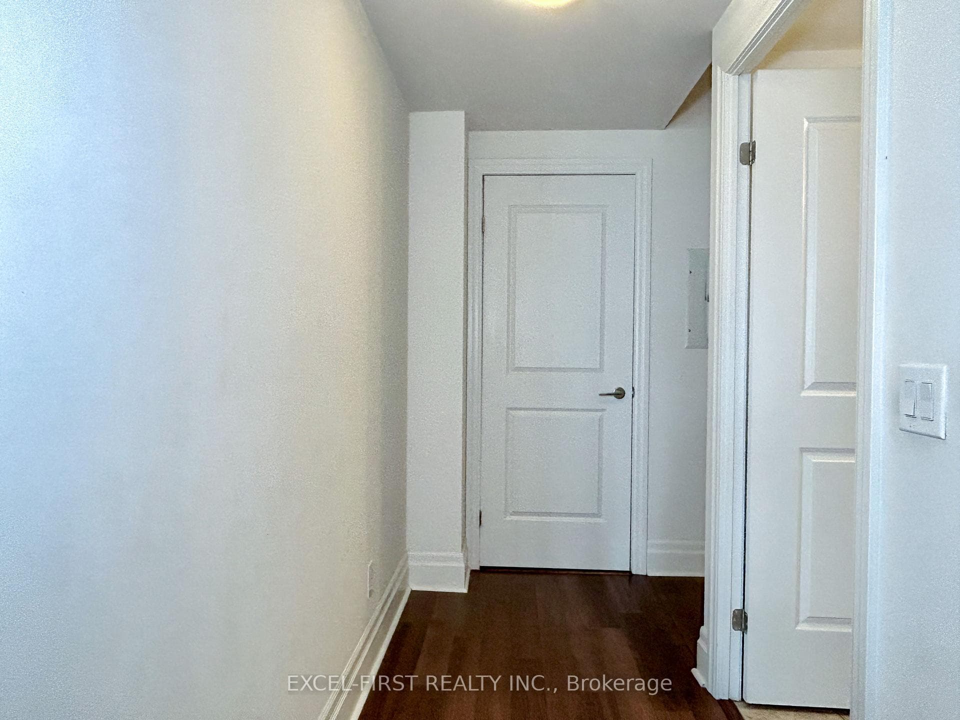151 Upper Duke Crescent Unit 807 photo 3