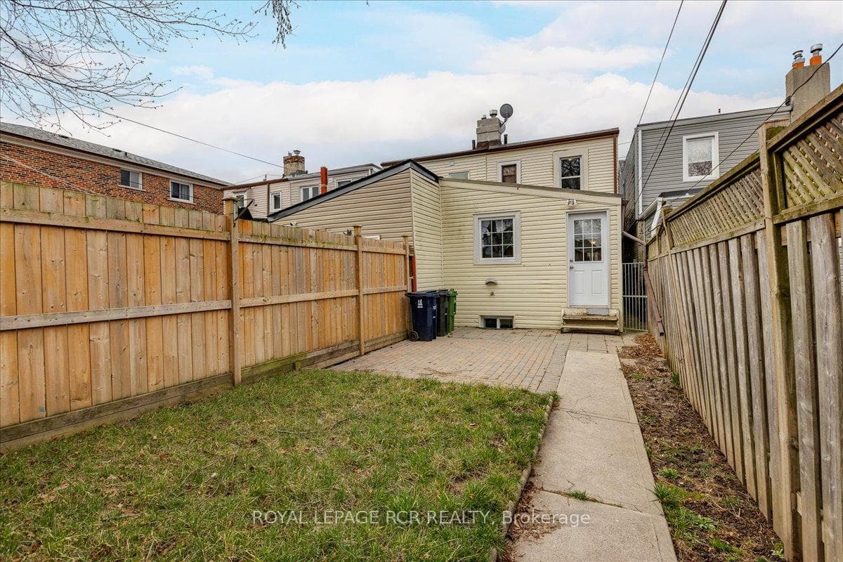 21 Pharmacy Avenue photo 26