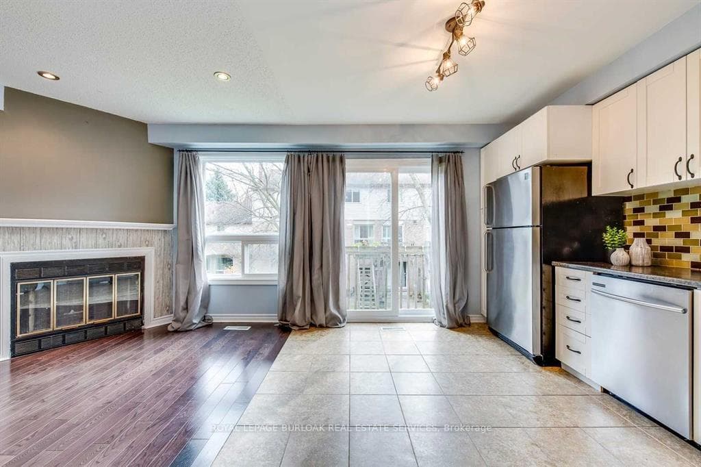 2272 Mowat Avenue Unit 68 photo 6