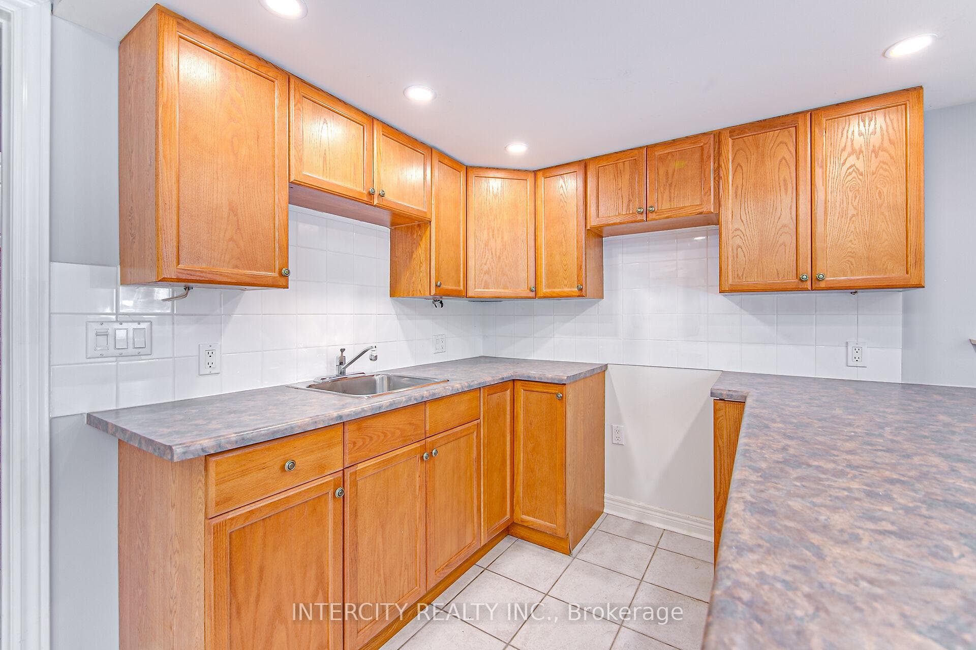 495 Rourke Place photo 30