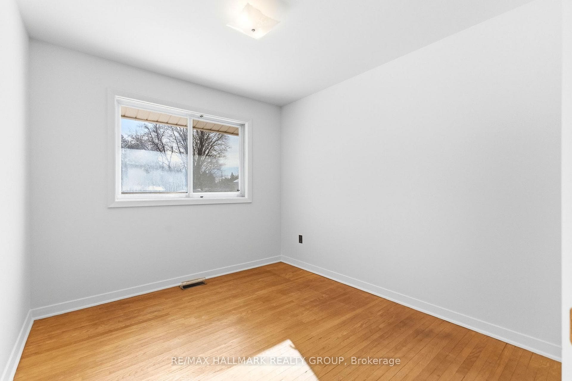 BR 10 x 9-1 HARDWOOD FLOORING.