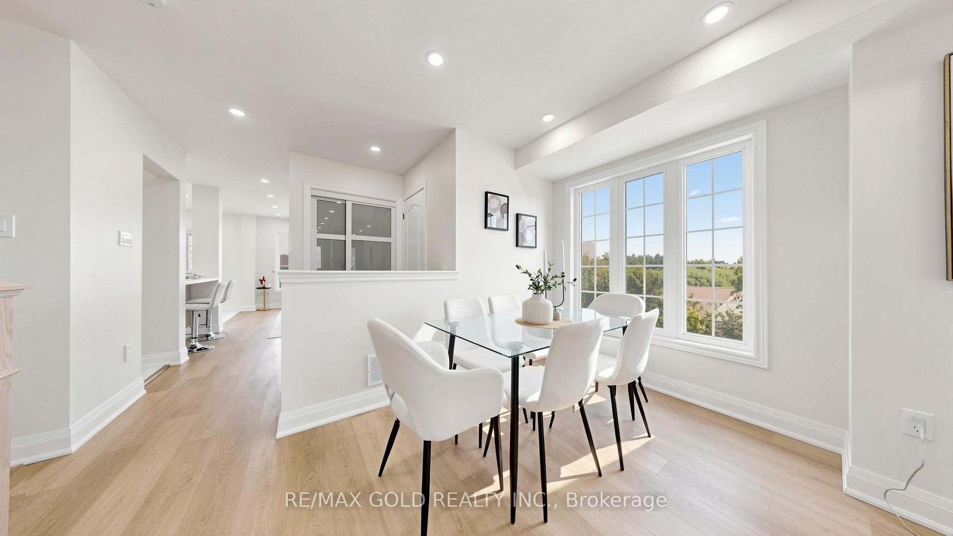 9 Edgewater Court photo 8