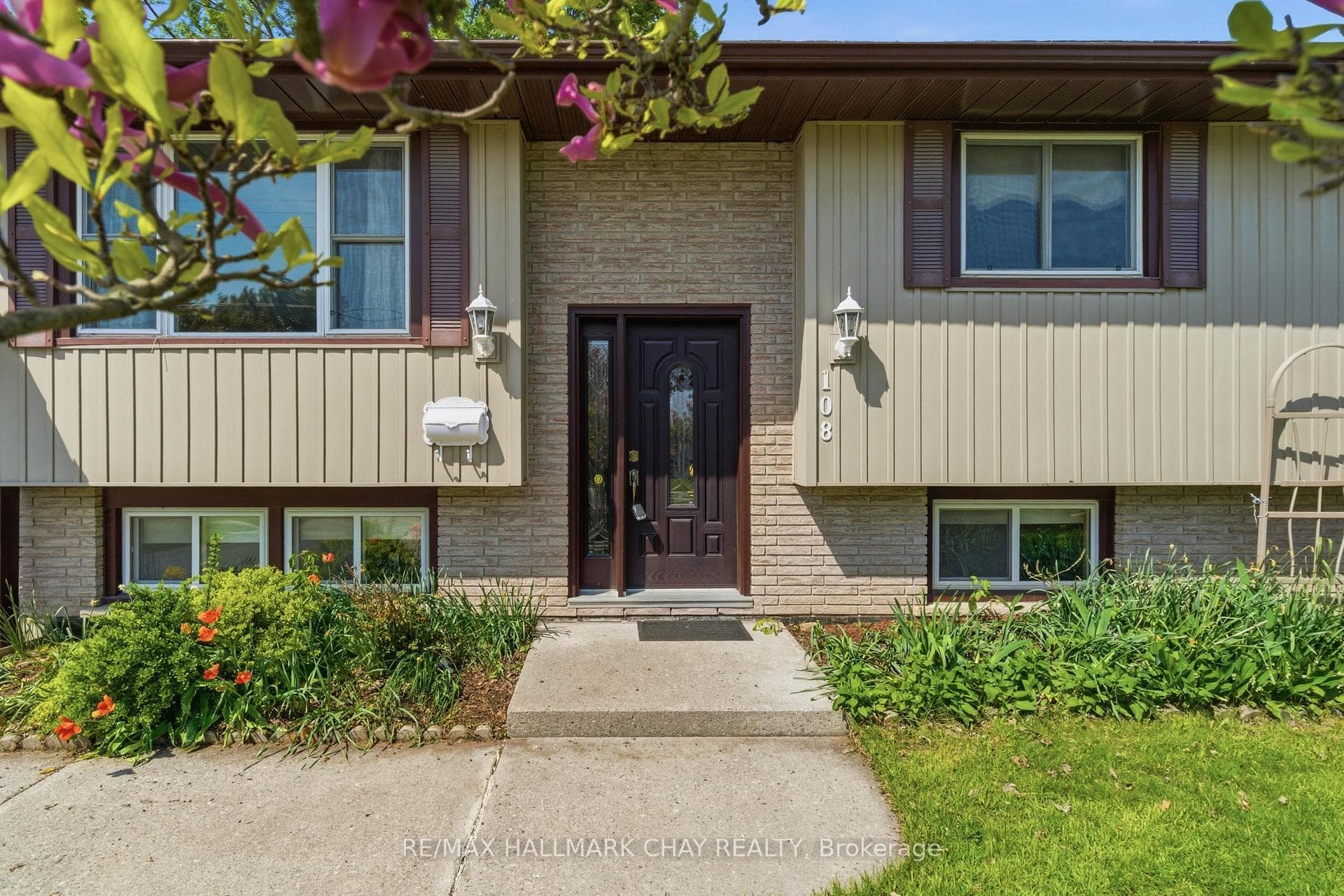 108 University Avenue photo 3